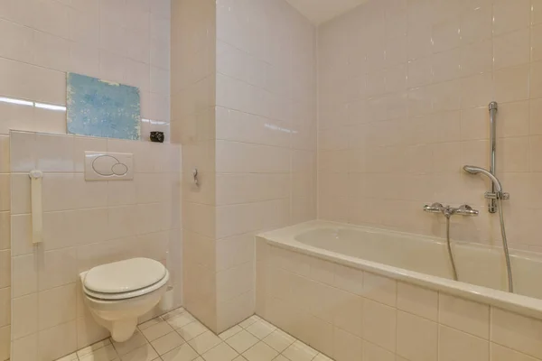 Interiér Moderní Koupelny Sprchou Vanou Umyvadlem Minimálním Stylu Bytě — Stock fotografie
