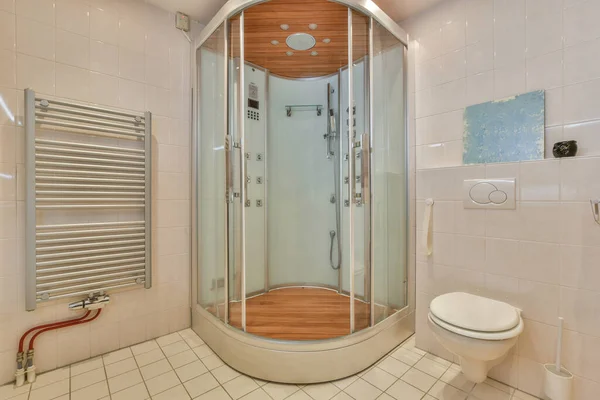 シャワー バスタブ トイレ付きの現代的なバスルームのインテリアとフラットで最小限のスタイルでシンク — ストック写真