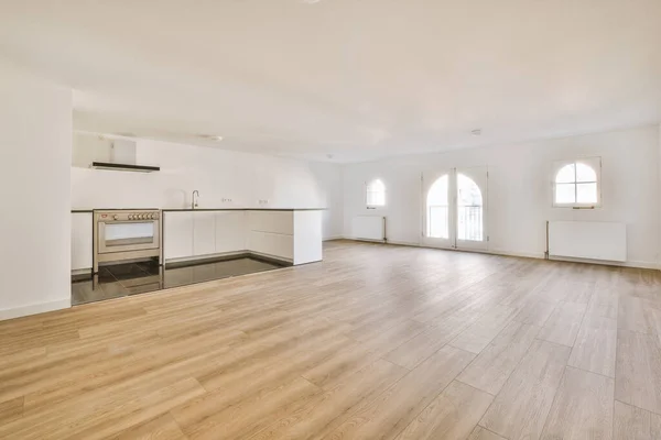 带有走廊和木制地板的空白色厨房的内部 — 图库照片