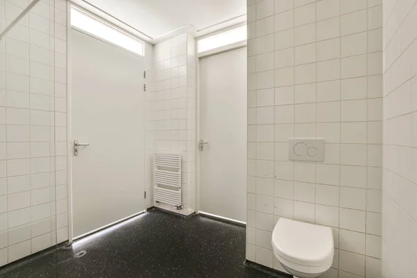 Interior Banheiro Contemporâneo Com Chuveiro Tiolet Pia Estilo Mínimo Apartamento — Fotografia de Stock