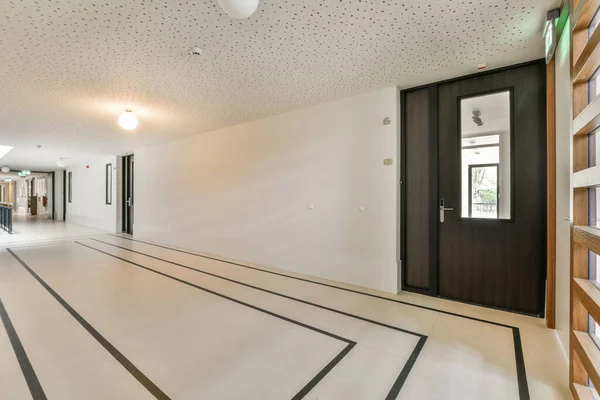 木製の壁とタイル張りの床を持つコンパクトな光廊下 — ストック写真