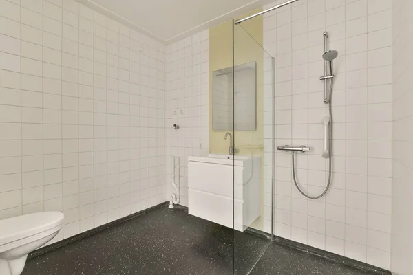 Wnętrze Nowoczesnej Łazienki Prysznicem Tiolet Umywalka Minimalnym Stylu Mieszkaniu — Zdjęcie stockowe