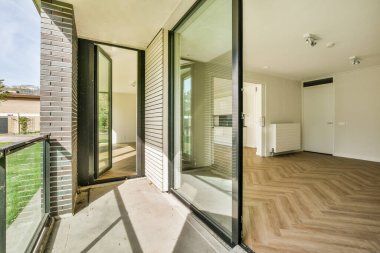 Açık hava eğlencesi için parlak geniş balkon