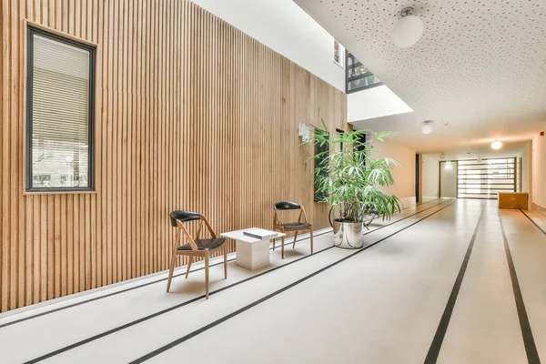 Ein Kompakter Heller Korridor Mit Holzwänden Und Gefliestem Boden — Stockfoto