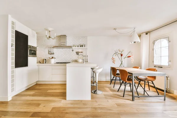 Einzimmerwohnung Mit Weißen Wänden Und Offener Küche Und Essbereich Mit — Stockfoto