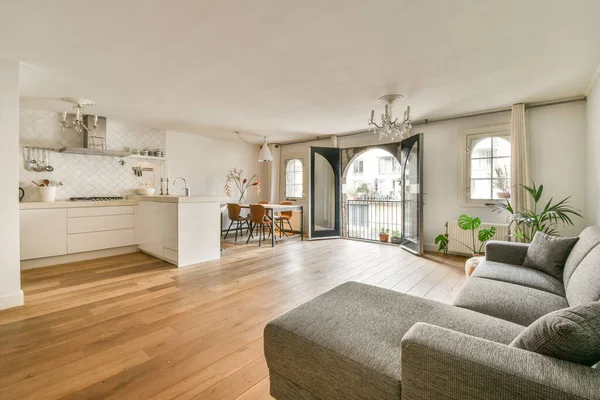 Studio Appartement Met Witte Muren Open Keuken Eetkamer Met Sofa — Stockfoto