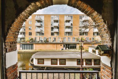 Eski tuğlalı binaların ve bisikletli arabaların ön manzarası küçük balkondan tırabzanlara kadar uzanıyor.