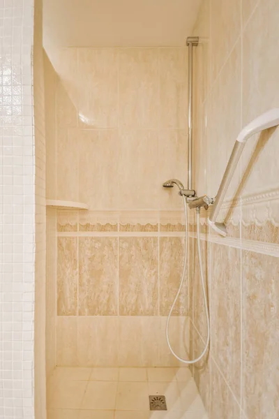 Kran Prysznicowy Wiszący Beżowej Ścianie Jasnej Umywalni Nowoczesnym Mieszkaniu — Zdjęcie stockowe