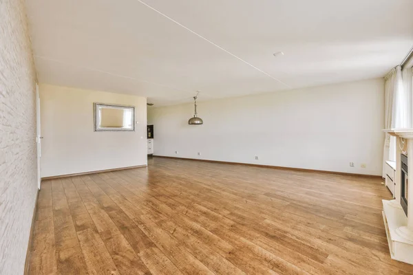 Espaçoso Quarto Vazio Com Piso Parquet Paredes Brancas Com Lustre — Fotografia de Stock