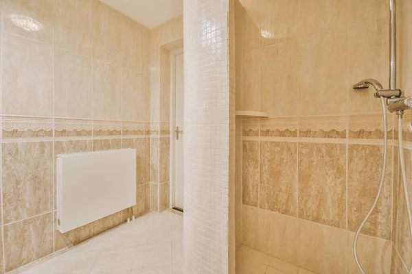 Torneira Chuveiro Pendurada Uma Parede Azulejos Bege Banheiro Brilhante Apartamento — Fotografia de Stock