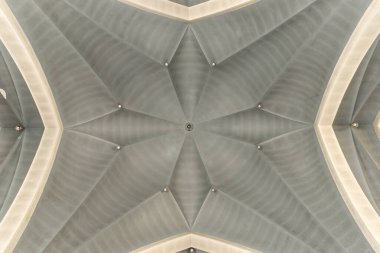 Şehir kilisesinin iç tasarımının güzel panoramik manzarası