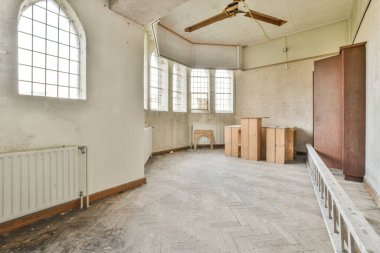 Şehir kilisesinde radyatörlü ve teçhizatlı ofisin panoramik manzarası