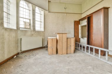 Şehir kilisesinde radyatörlü ve teçhizatlı ofisin panoramik manzarası