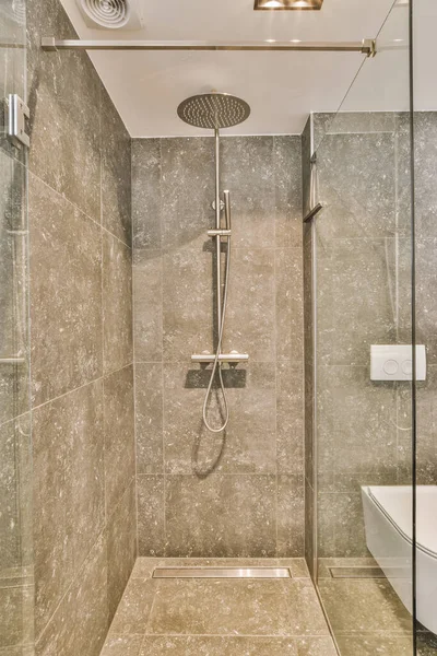 샤워실 화장실의 칸막이 타일로 꼭지와 샤워기가 화장터 — 스톡 사진