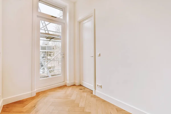 Innenraum Des Leeren Weißen Zimmers Mit Balkontür Und Holzparkettboden — Stockfoto
