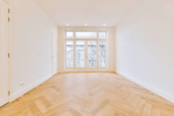 Innenraum Eines Leeren Weißen Zimmers Mit Großen Balkonfenstern Und Parkettboden — Stockfoto