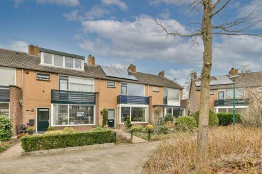 Tuğlaların panoramik manzarası Ağaçlar ve fenerlerle dolu boş bir kaldırım caddesi