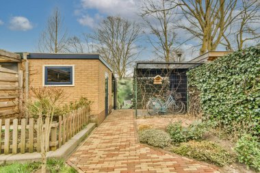 Açık hava eğlencesi için minimalist parlak ve peyzajlı arka bahçe.