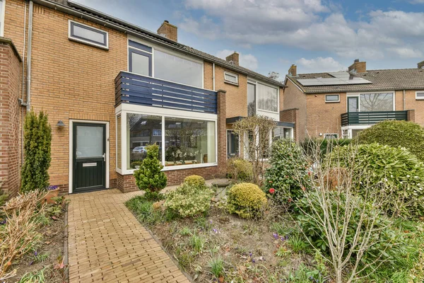 Panoramisch Uitzicht Bakstenen Huizen Een Lege Stoep Straat Met Bomen — Stockfoto