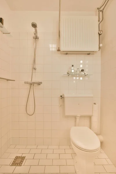Spłuczka Znajduje Się Między Umywalką Prysznicem Małej Płytki Łazienkę Współczesnego — Zdjęcie stockowe