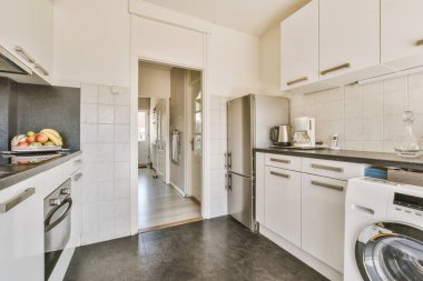 Seçkin bir evin güzel mutfağının içi.