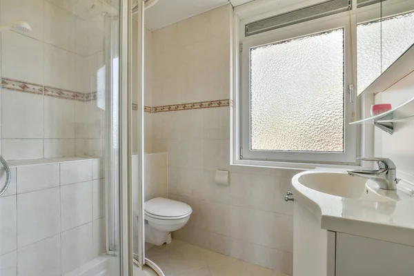 Sinks Mirrors Clean Toilet Located Shower Box Glass Door Modern — Fotografia de Stock