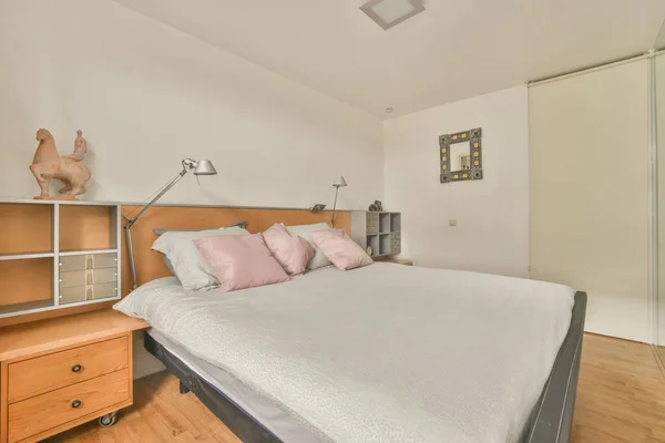 침대보로 침대와 현대식 아파트의 침실에 — 스톡 사진