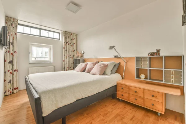 침대보로 침대와 현대식 아파트의 침실에 — 스톡 사진