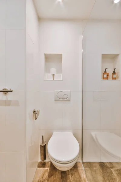 Moderní Toaleta Instalovaná Bílé Stěně Pod Knoflíkem Osvětlená Police Záchodě — Stock fotografie