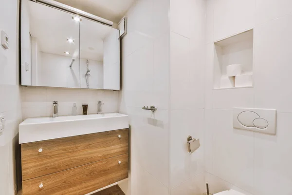Tuvaleti Duvara Asılmış Beyaz Fayanslı Banyoda Lavabo Ayna Dolabı — Stok fotoğraf