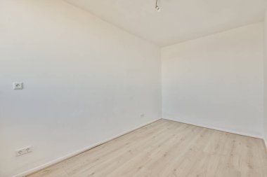 Ahşap parke zeminli geniş balkon pencereli boş beyaz odanın içi