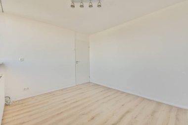 Ahşap parke zeminli geniş balkon pencereli boş beyaz odanın içi