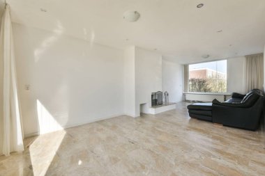 Rahatlatıcı ve panoramik pencereleri olan harika manzaralı boş bir oda.