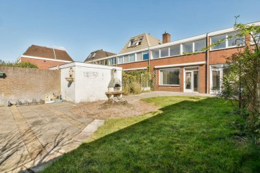 Geniş, parlak ve bakımlı arka bahçesi var. Açık hava eğlencesi için manikürlü çimleri var.