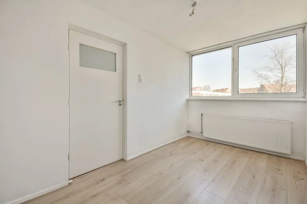 Innenraum Eines Leeren Weißen Zimmers Mit Großen Balkonfenstern Mit Holzparkettboden — Stockfoto
