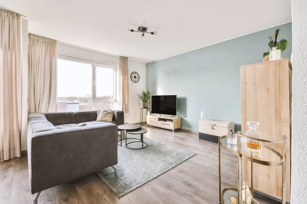 Interieur Woonkamer Met Comfortabele Bank Tegen Ramen Modern Appartement — Stockfoto