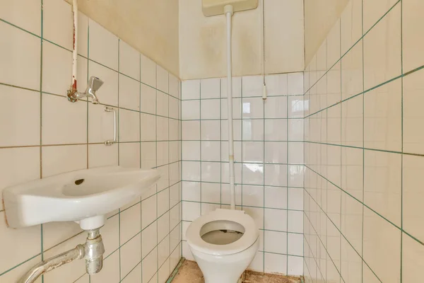 Muur Opgehangen Toilet Kleine Wastafel Hoek Toilet Met Beige Tegel — Stockfoto