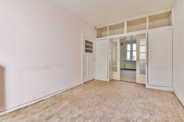 Lüks bir evde rahat ve ferah boş bir oda.