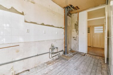 Lüks bir evde rahat ve ferah boş bir oda.