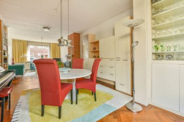 Antika piyano ve geniş pencereli minimalist ve parlak yemek odası.