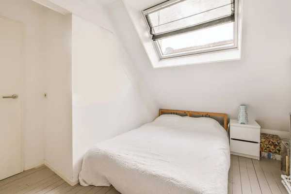 Lit Confortable Placé Près Mur Vert Dans Une Chambre Mansardée — Photo