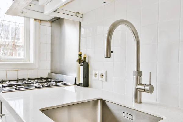 Moderner Kühlschrank Mit Praktischem Getränkehahn Moderner Heller Küche Hause — Stockfoto