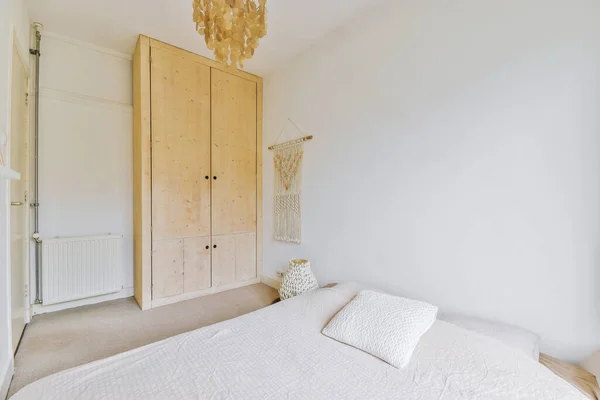 Minimalistisches Interieur Des Kleinen Schlafzimmers Mit Weichem Bett Der Ecke — Stockfoto