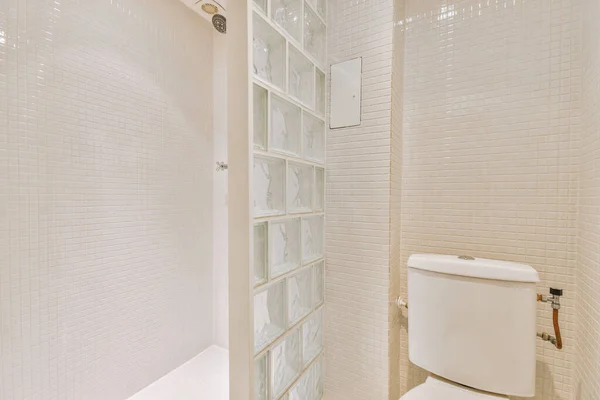 Moderne Toilette Beiger Wand Unter Knopf Installiert Und Beleuchtetes Regal — Stockfoto
