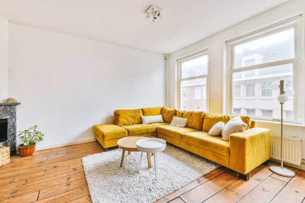 현대식 아파트에 의부드러운 소파와 안락의자 — 스톡 사진