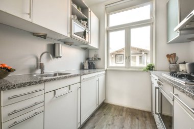 Moda ve modern tasarımı olan kompakt minimalist mutfak