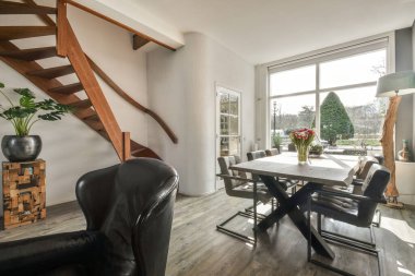 Gündüzleri modern evdeki şık yemek ve dinlenme odaları olan bir oda.