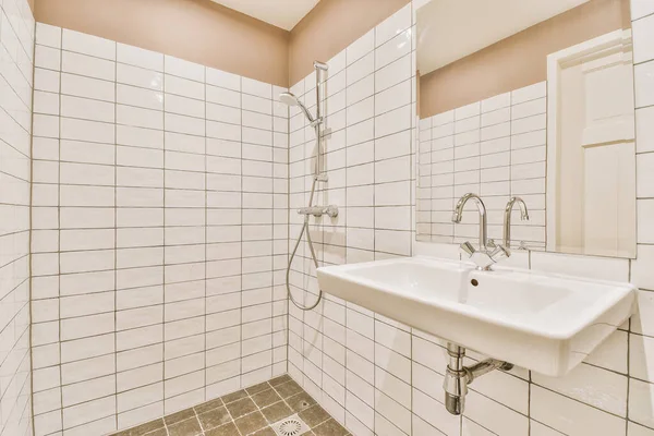 Mosogatók Tükrökkel Zuhanykabinnal Üvegajtóval Modern Fürdőszobában Fehér Csempézett Falakkal — Stock Fotó