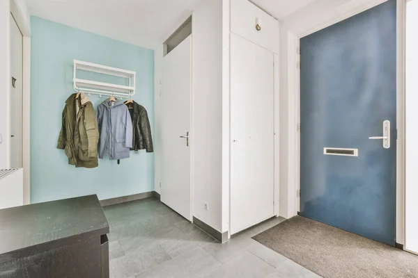 Modern Apartmanda Gardırobu Dolabı Olan Minimalist Stil Dar Bir Koridor — Stok fotoğraf