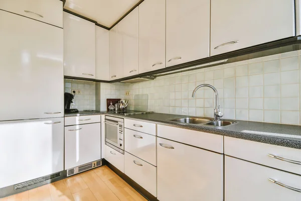 Design Interiores Moderno Uma Cozinha Casa Canto Com Armários Brancos — Fotografia de Stock